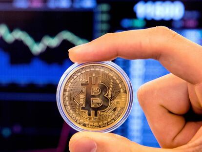 Un representación de la moneda virtual bitcoin.