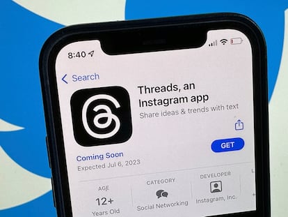 El anuncio de la nueva red social Threads, en la Apple Store en la pantalla de un teléfono móvil.