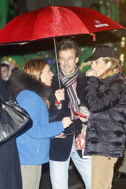 La infanta (derecha), con Fernando Garrido en la Cabalgata de Reyes, en Madrid.