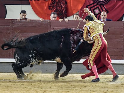 El diestro Paco Ureña sufrió un fuerte golpe en el pecho al pinchar al manso quinto de la tarde.