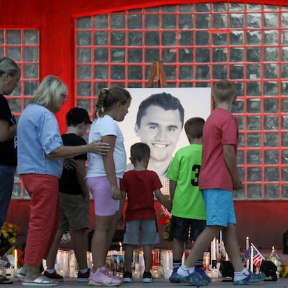 FILE PHOTO: People attend a vigil at Orem City Center Park, after U.S. right-wing activist and commentator, Charlie Kirk, an ally of U.S. President Donald Trump, was fatally shot during an event at Utah Valley University, in Orem, Utah, U.S. September 11, 2025.  REUTERS/Jim Urquhart/File Photo
