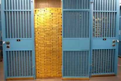 Lingotes amontonados en una de las celdas de la caja fuerte de la Reserva Federal de Nueva York