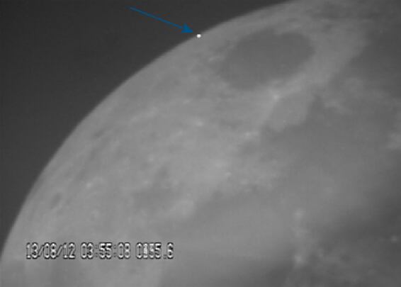 El impacto de una Perseida sobre la luna el 13 de agosto de 2012, imagen tomada a la ocasión del proyecto MIDAS (Moon Impacts Detection and Analysis System).