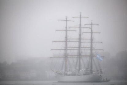 El buque escuela de la Armada argentina, la Fragata Libertad, ha llegado hoy al muelle número tres del Arsenal Militar de Ferrol (A Coruña), donde ha sido recibida por el embajador del país americano en España, Federico Ramón Puerta, quien ha resaltado la "excelente" relación existente entre ambos países. El barco se encuentra en su 45º viaje de instrucción, que coincide este año, además, con el bicentenario de la Declaración de la Independencia de la República Argentina.