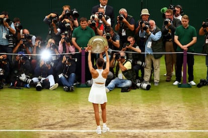 Garbiñe Muguruza posa para los fotógrafos tras la final de Wimbledon.