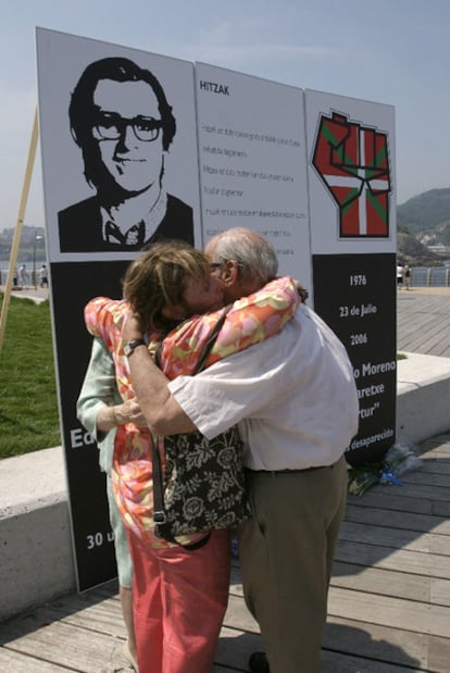 Familiares de Pertur se abrazan en un acto en su memoria en San Sebastián en julio de 2006.