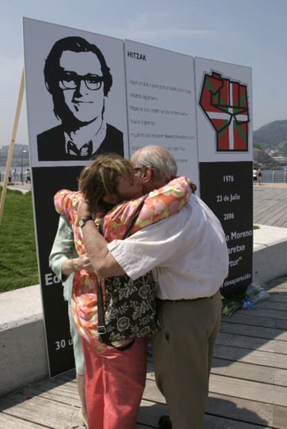 Familiares de Pertur se abrazan en un acto en su memoria en San Sebastián en julio de 2006.