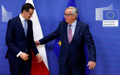 Juncker (derecha) junto al primer ministro polaco. Mateusz Morawiecki, en Bruselas.