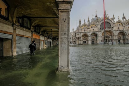 As autoridades suspenderam o serviço de transporte público urbano, os 'vaporetti'. Na imagem, a praça e a basílica de São Marcos.