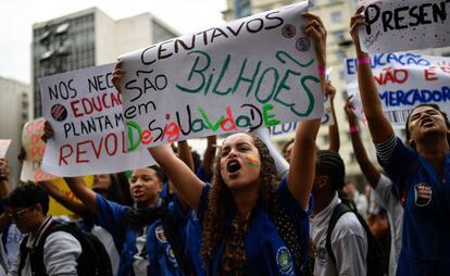 Estudantes protestam contra cortes na educação, no Rio de Janeiro, em maio.