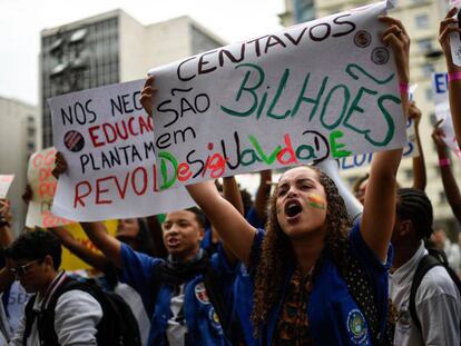 Estudantes protestam contra cortes na educação, no Rio de Janeiro, em maio.