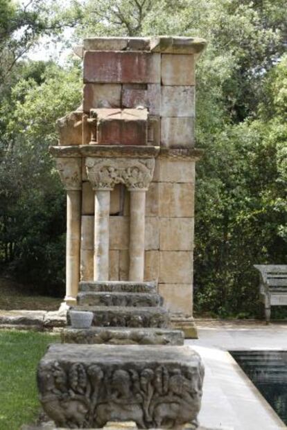 Detalle de unas columnas y sus capiteles del claustro de Palamós.