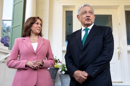 La vicepresidenta de EE. UU., Kamala Harris, se reúne con Andrés Manuel López Obrador, presidente de México, en la residencia de la vicepresidenta en Washington, D.C., el martes 12 de julio de 2022.