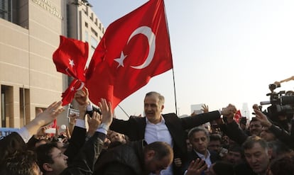 El director del diario 'Zaman', tras su liberación, este 19 de diciembre en Estambul
