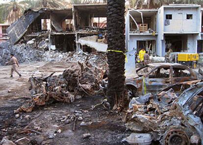 Vehículos destruidos en un ataque contra un complejo de viviendas de Riad en noviembre de 2003.