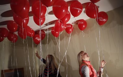 Voluntárias da campanha de Mitch McConnell decoram com balões um de seus escritórios.