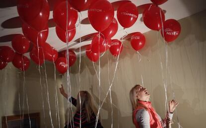 Voluntarias de la campa&ntilde;a de Mitch McConnell decoran con globos una de sus oficinas.