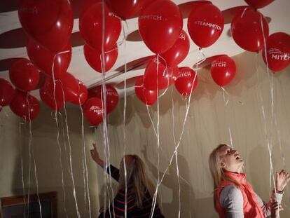 Voluntarias de la campa&ntilde;a de Mitch McConnell decoran con globos una de sus oficinas.