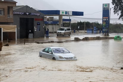 Zona inundada en la carretera de Caravaca en Lorca, este jueves.