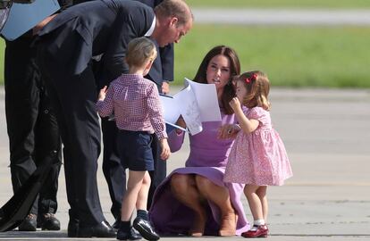 Los duques de Cambridge y sus hijos con los regalos que han recibido en su visita oficial a Alemania el pasado julio.