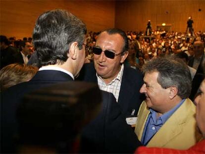 Ángel Acebes (de espaldas) saluda al presidente de la Diputación de Castellón, Carlos Fabra.