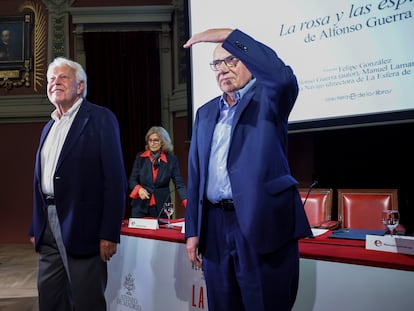 Alfonso Guerra (derecha) y Felipe González, el pasado miércoles en el Ateneo de Madrid.