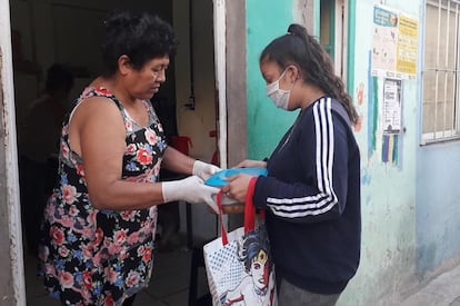 Una voluntaria del comedor comunitario la Fundación El pobre de Asís reparte la cena en la villa 31 de Buenos Aires. M.C