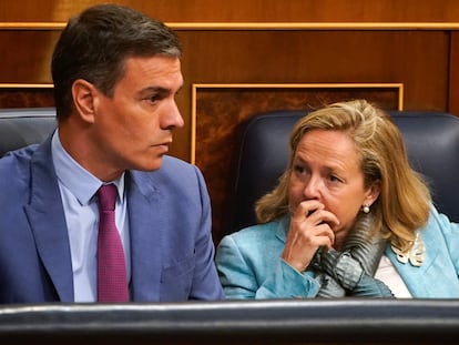 El presidente del Gobierno, Pedro Sánchez, y la vicepresidenta primera, Nadia Calviño, durante la sesión de control en el Congreso de los Diputados de este lunes.