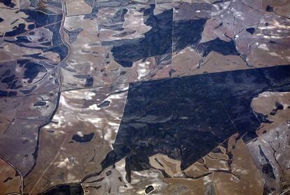 Areas of vegetation can be seen amongst drought effected farmland in South Australia, November 12, 2015. A pioneering Australian scheme to improve the management of water in the world's driest inhabited continent is facing its first real test as an intensifying El Nino threatens crops and builds tensions between farmers and environmentalists. An El Nino, a warming of sea-surface temperatures in the Pacific, is already causing drought and other extreme weather, affecting millions of people across parts of the world, and experts warn that the intensifying weather pattern could emerge as one of the strongest on record.     REUTERS/David Gray