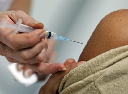 Una de las tareas que los enfermeros hacen sin aval legal es prescribir una vacuna.