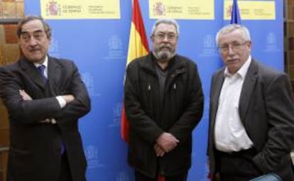 El presidente de la CEOE, Juan Rosell (i), y los secretarios generales de UGT, Cándido Méndez (c), y de CCOO, Ignacio Fernández Toxo (d), durante una reunión con la ministra de Empleo y Seguridad Social, Fátima Báñez. EFE/Archivo