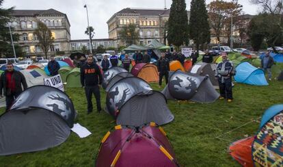 Acampada de marineros del cerco frente al palacio de San Caetano en Santiago, sede del Gobierno gallego.