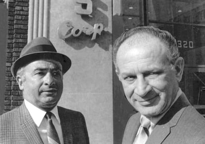 Phil Chess, a la izquierda, junto a su hermano Leonard en la puerta de Chess Records en Chicago.