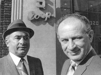 Phil Chess, a la izquierda, junto a su hermano Leonard en la puerta de Chess Records en Chicago. 