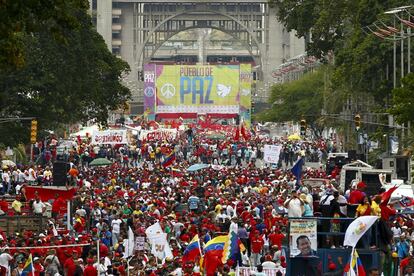 Los partidarios del presidente venezolano, Nicolás Maduro, marchan en apoyo del gobierno y para pedir la paz en respuesta a tres días de inquietud estudiantil en las calles, con protestas que dejaron tres muertos, 70 heridos y cerca de 200 detenidos.