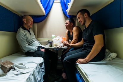 Un grupo de trabajadores del sector de petróleo en Kazajistán viaja en tren cama de regreso a casa para disfrutar de unos días de permiso.