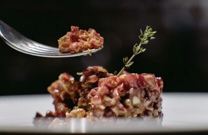 Tartar de salchichón con yema de huevo de campo del restaurante Casa Pacheco, en el pueblo de Vecinos (Salamanca).