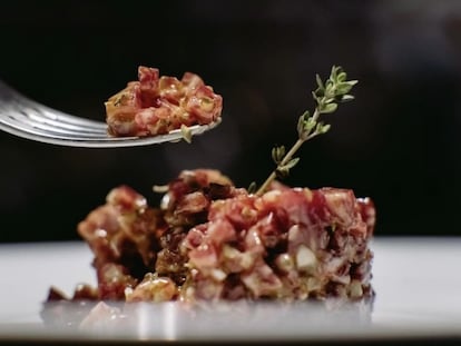 Tartar de salchichón con yema de huevo de campo del restaurante Casa Pacheco, en el pueblo de Vecinos (Salamanca).