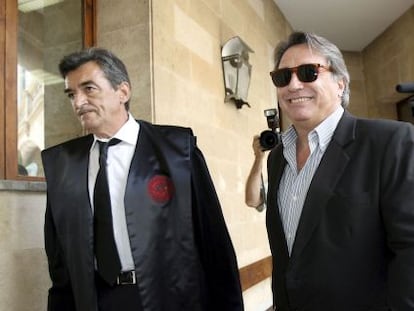Joaquín Rabasco (centro) acompañado por su abogado en julio de 2008.