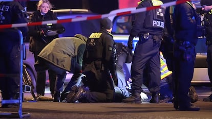 Captura de pantalla que muestra la detención del presunto atacante que hirió con un cuchillo a un español el viernes, junto al monumento a las víctimas del Holocausto en Berlín.