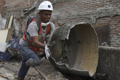 Hector Rodarte, ayuda a sacar escombros de la casa de un amigo en la localidad de Jojutla, Estado de Morelos (México). Rodarte perdió su pierna derecha hace siete años cuando un coche lo atropelló.