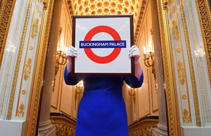 La exhibición también muestra algunos presentes que la reina ha recibido en sus actos oficiales en Reino Unido. En 2010, tras recorrer la estación de metro de Aldgate East, recibió una placa como la del metro de Londres con la estación de Palacio de Buckingham.