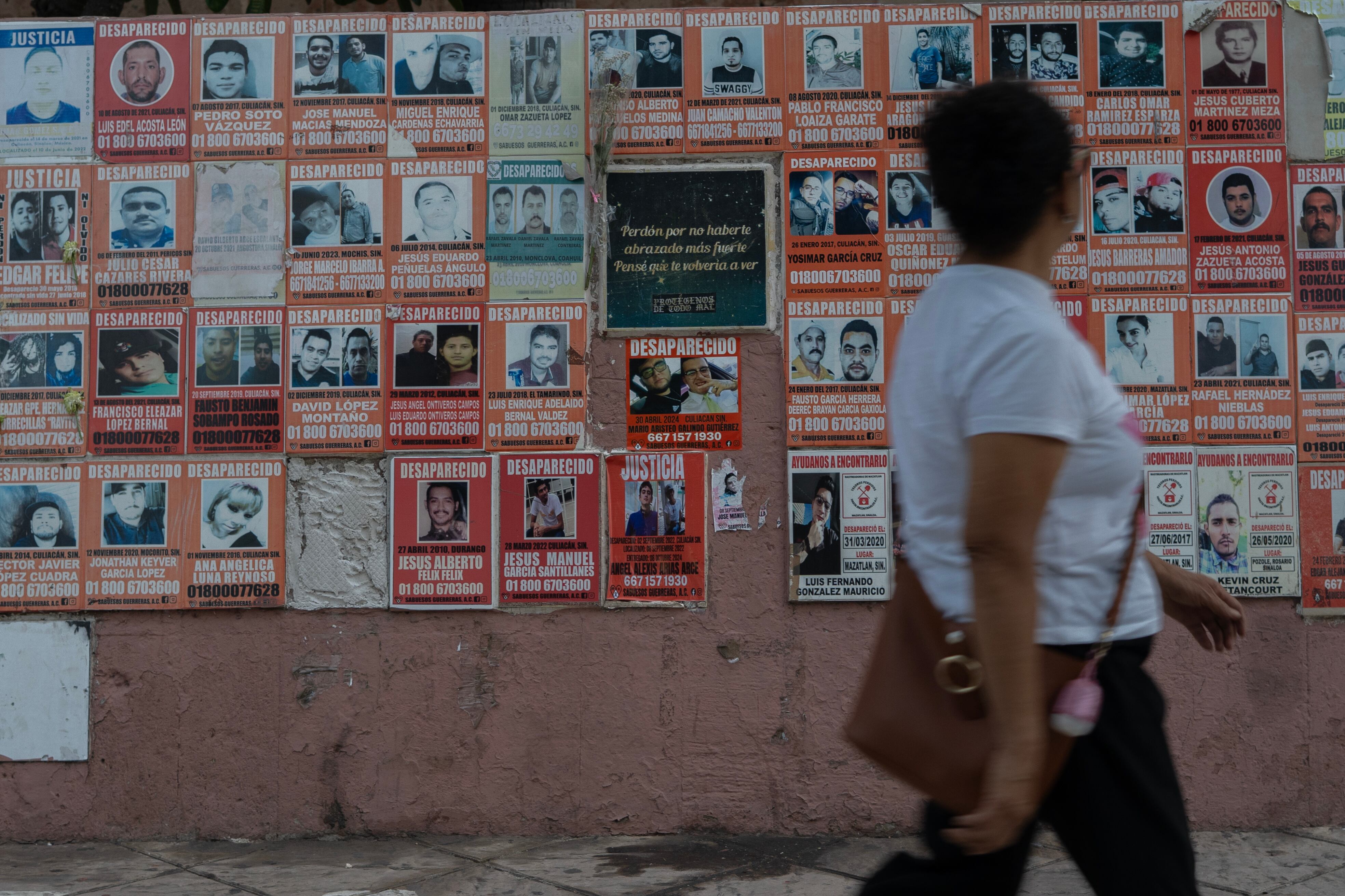 Baldosas  de personas desaparecidas en Culiacán, 
Sinaloa, el 2 de septiembre 2025.