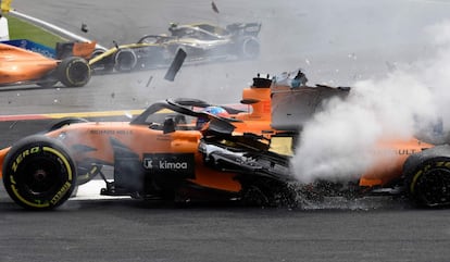 Alonso dentro del bólido tras chocar contra el alemán Nico Hulkenberg.