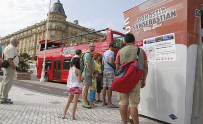 Turistas extranjeros junto al Maria Cristina