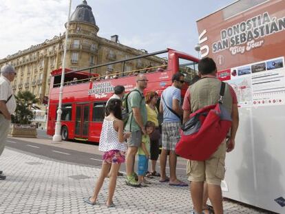 Turistas extranjeros junto al Maria Cristina