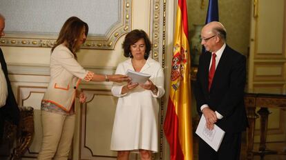 Soraya S&aacute;enz de Santamar&iacute;a, vicepresidenta del Gobierno, y Crist&oacute;bal Montoro, ministro de Hacienda, reciben el informe de los expertos.