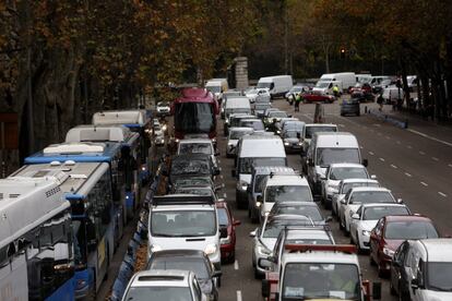 Coches atascados en la Cuesta de San Vicente por los cortes en el centro de la capital.