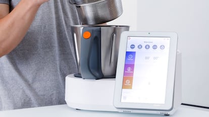 Este robot de Taurus, el modelo Mycook Next, se puede controlar con la voz mediante asistentes como Alexa.