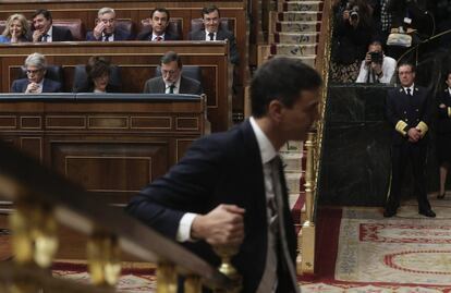 Pedro Sánchez se dirige a la tribuna para la contrarréplica a Rajoy-